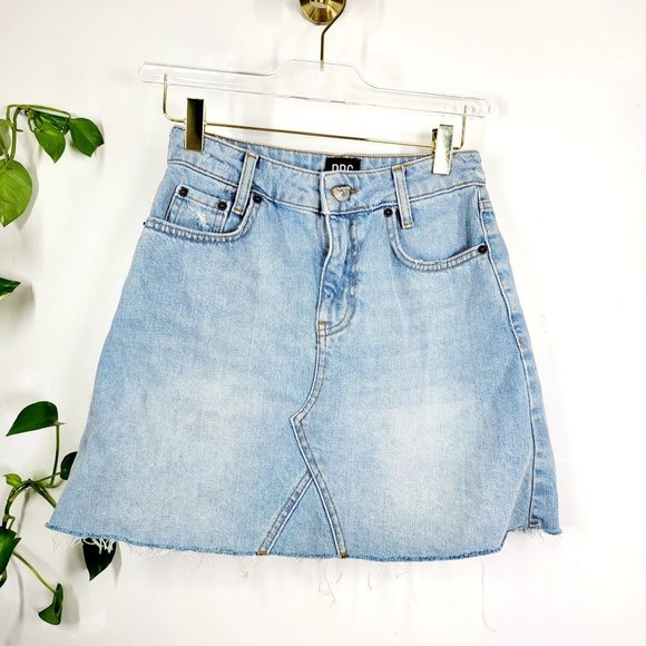 URBAN OUTFITTERS x BDG Light Blue Washed Denim Mini Skirt XS High Waist Raw Hem‎ - Picture 2 of 9